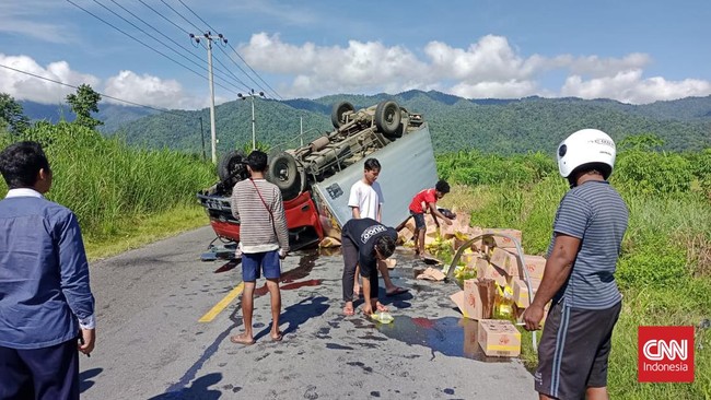 Kecelakaan tunggal akibat ban meletus. Tidak ada korban jiwa dalam peristiwa ini, tapi kerugian mencapai Rp70 juta.