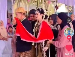 Pengantin Viral Pakai Tongkat, Bikin Haru Saat Digendong untuk Sungkeman