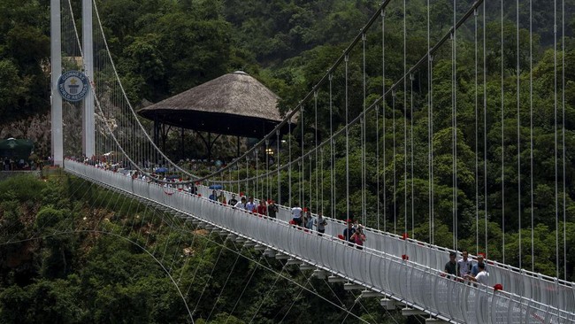 FOTO: Sensasi Menyeberangi Jembatan Kaca Terpanjang Dunia di Vietnam