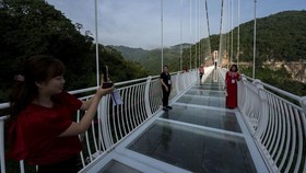 Seperti Apa Jembatan Kaca yang Aman Untuk Wahana Wisata?