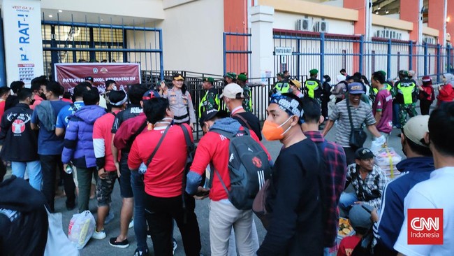 Atribut-atribut terkait klub sepak bola Tanah Air dilarang untuk dibawa masuk ke stadion dalam laga Timnas Indonesia vs Bangladesh.
