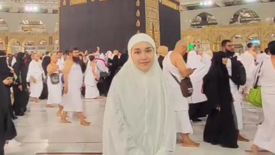 Ayu TIng Ting menjalankan ibadah umrah.