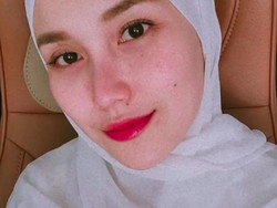 Penampilan Ayu Ting Ting Usai Badan Panas dan Muntah di Mekkah
