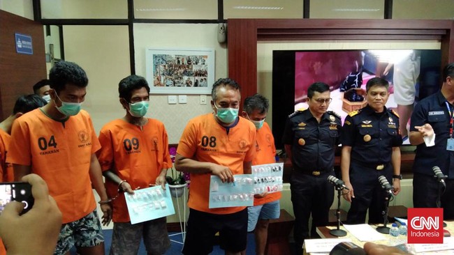 Apotek sabu merupakan istilah bagi tempat menjual narkoba sekaligus menyediakan tempat untuk mengonsumsinya. Apotek sabu di Buleleng punya ratusan pelanggan.