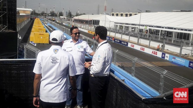 Gubernur DKI Jakarta Anies Baswedan datang ke sirkuit didampingi oleh Ketua Pelaksana Formula E Ahmad Sahroni dan Co-founder Formula E Alberto Longo.
