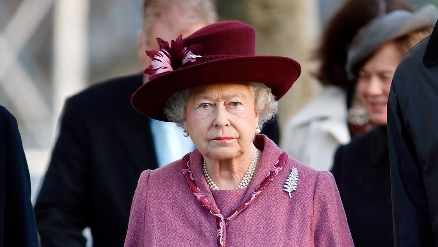 Gaya Ratu Elizabeth II Daur Ulang Baju LONDON, UNITED KINGDOM - NOVEMBER 25: (EMBARGOED FOR PUBLICATION IN UK NEWSPAPERS UNTIL 24 HOURS AFTER CREATE DATE AND TIME) Queen Elizabeth II visits a New Zealand tourism exhibition, housed in a giant inflatable rugby ball, near Tower Bridge on November 25, 2008 in London, England. (Photo by Max Mumby/Indigo/Getty Images)