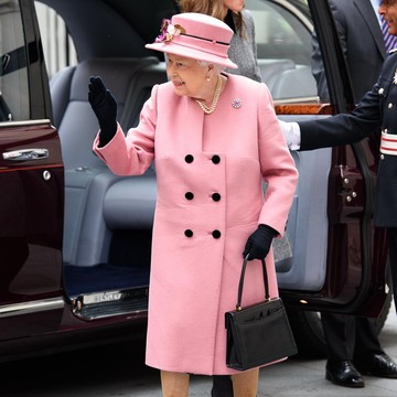 Terpopuler: Kebiasaan Menarik Ratu Elizabeth II yang Bikin Umur Panjang - Ivana Trump Meninggal Dunia