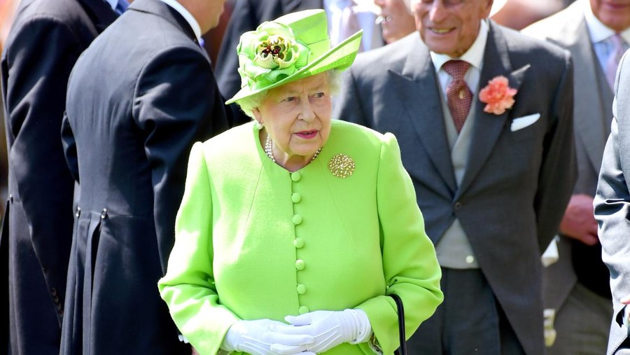 Gaya Ratu Elizabeth II Daur Ulang Baju ASCOT, ENGLAND - JUNE 20: Queen Elizabeth II attends Royal Ascot 2017 at Ascot Racecourse on June 20, 2017 in Ascot, England. (Photo by Karwai Tang/WireImage)