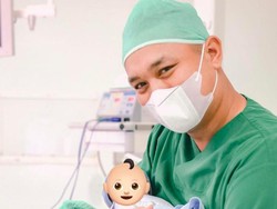 Gilang Dirga Tutupi Wajah Anak karena Takut