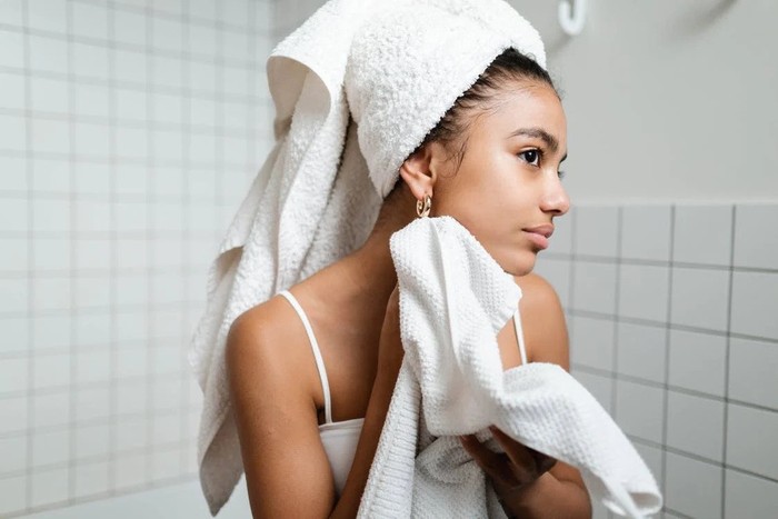 Ilustrasi perempuan yang menggunakan handuk wajah alih-alih tisu