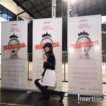 Wajah Isyana Sarasvati Mejeng di Time Square New York