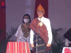 Jokowi Pakai Baju Adat Ende Pimpin Upacara Hari Lahir Pancasila
