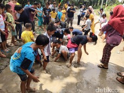 Lihat Lagi Aksi Satire Warga Asahan soal Jalan Rusak