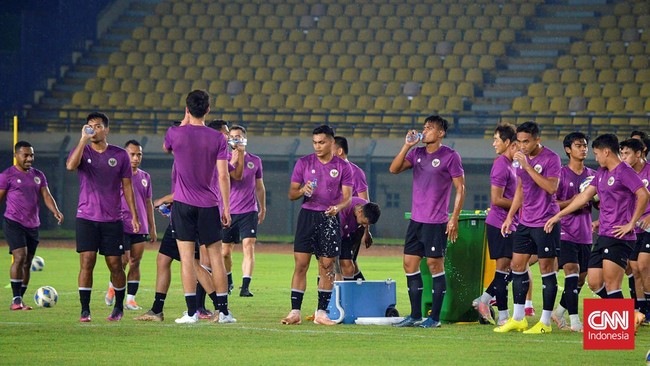 Shin Tae Yong dikenal sebagai pelatih yang sangat disiplin dan menerapkan latihan yang keras untuk menggembleng pemain Timnas Indonesia.