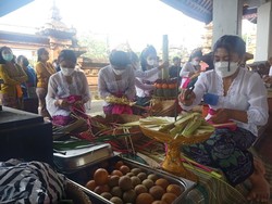 Meriah, 80 Teruna Teruni Denpasar Ikuti Lomba Buat Gebogan-Lawar