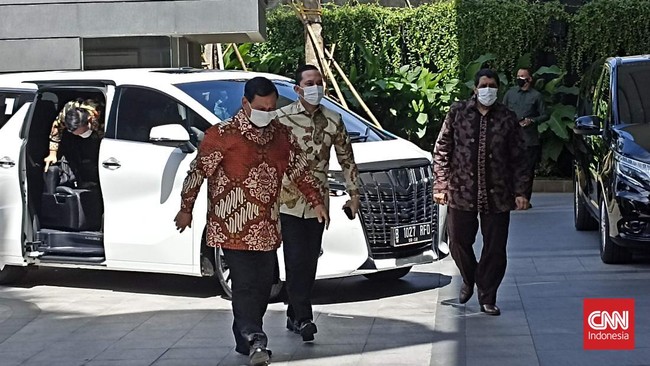 Ketua Umum Gerindra Prabowo Subianto bertemu dengan Ketua Umum Nasdem Surya Paloh. Keduanya diklaim hanya makan siang bersama tanpa ada agenda khusus.