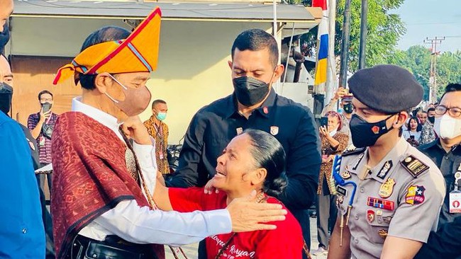Jokowi mengajak seluruh masyarakat Indonesia untuk membumikan Pancasila dan mengaktualisasikan nilai-nilai luhur dalam kehidupan. 
