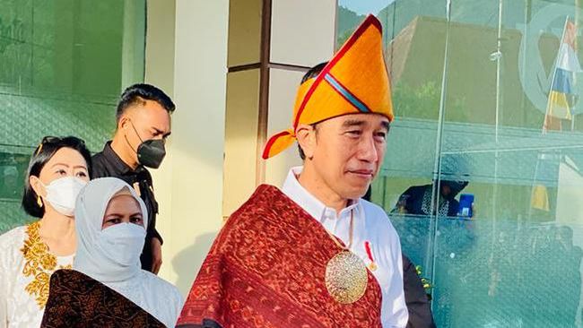 Sneaker Iriana Jokowi di Ende, Nusa Tenggara Barat menarik perhatian warganet.