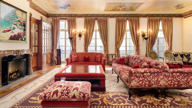 Bekas townhouse milik mendiang Gianni Versace di Manhattan, New York kini dijual dengan harga US$70 juta atau sekitar Rp1 triliun.