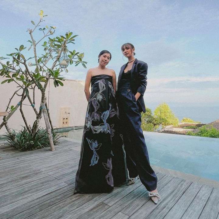 <p>Sheila mengenakan celana dan juga jas warna biru dongker, Bunda. Ia pun mengenakan sepatu hak tinggi dan kalung mutiara. (Foto: Instagram: @sheiladaisha)</p>