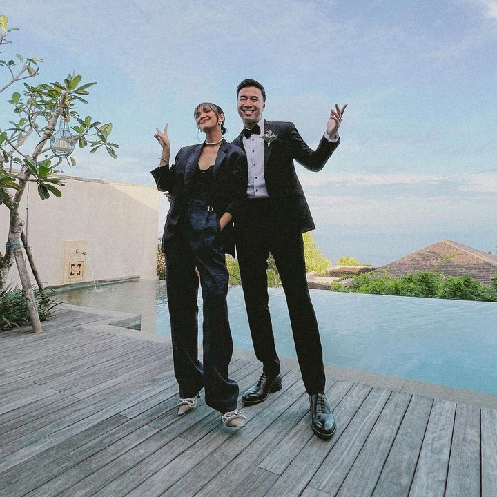 <p>Ternyata, jas dan juga celana yang ia kenakan ini adalah milik sang suami, lho. Meski berbeda, gaya Sheila ini tetap membuatnya tampil cantik dan glamor. (Foto: Instagram: @sheiladaisha)</p>