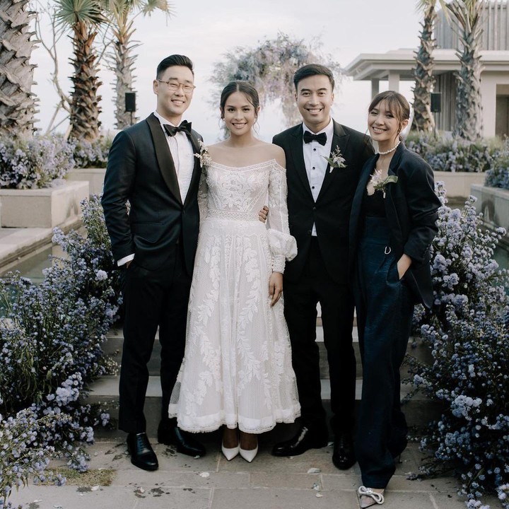 <p>Beberapa waktu lalu, Sheila turut mendampingi sang suami di acara resepsi Maudy Ayunda. Penampilannya yang berbeda dari yang lain pun menarik perhatian. (Foto: Instagram: @vidialdiano)</p>