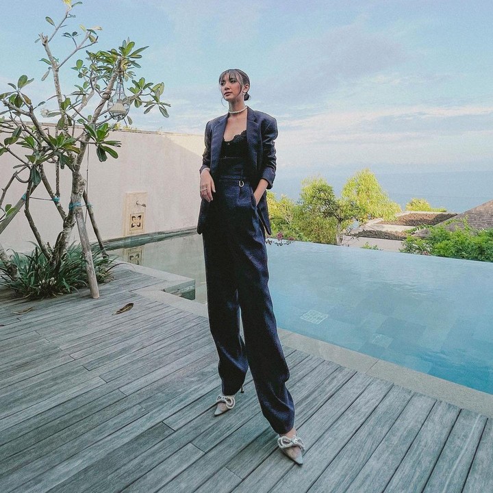 <p>Istri Vidi Aldiano, Sheila Dara, dikenal memiliki gaya yang nyentrik dan tomboy, Bunda. Dirinya juga kerap mengenakan syle tak terduga di acara formal, lho. (Foto: Instagram: @sheiladaisha)</p>