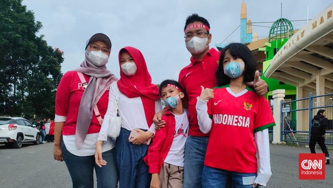 Euforia Timnas Indonesia kembali bertanding turut dirasakan oleh suporter yang bisa menyaksikan langsung dan pedagang jersey tim Merah Putih.