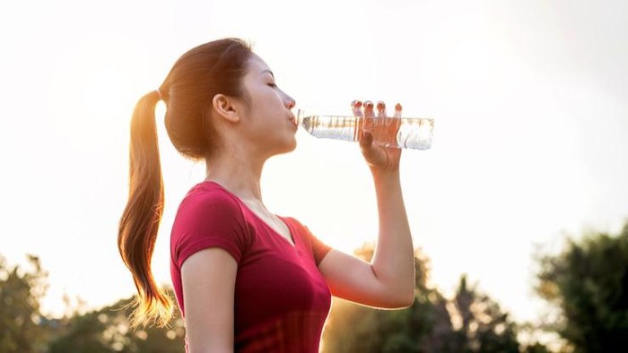 Ups, Jangan Sampai Overhidrasi! Ini 7 Tanda Kamu Terlalu Banyak Minum Air Putih Menurut Dokter