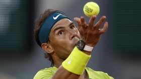 FOTO: Aksi 'Raja' Tanah Liat Nadal Tumpas Djokovic di French Open