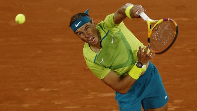 Petenis Spanyol Rafael Nadal ke semifinal French Open 2022 usai singkirkan Novak Djokovic lewat tie break 6-2, 4-6, 6-2, dan 7-6, Rabu (1/6) dini hari WIB.