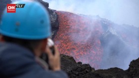 VIDEO: Momen Lava Gunung Etna Mengalir Lewati Lereng Tebing