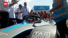 VIDEO: Cek Sirkuit, Anies Coba Sensasi Naik Replika Mobil Formula E