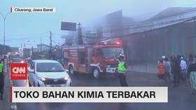 VIDEO: Toko Bahan Kimia Terbakar, Petugas Damkar Dilarikan ke RS