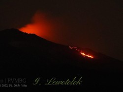 Gunung Api Ili Lewotolok di Lembata Kembali Keluarkan Lava Pijar
