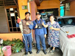 Warga Bogor Panik Ada Biawak Besar di Plafon, Damkar Turun Tangan