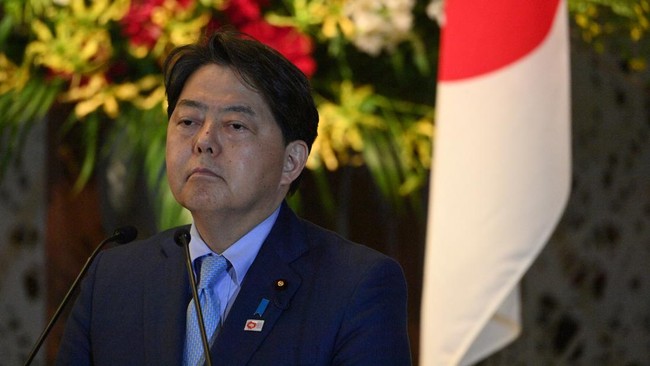 Menteri Luar Negeri Jepang Yoshimasa Hayashi positif COVID-19. Saat ini dia sedang melakukan isolasi mandiri dan sedang memulihkan diri di rumahnya.