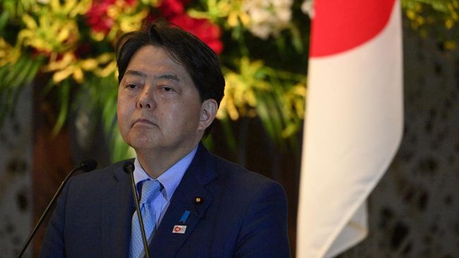 Menteri Luar Negeri Jepang Yoshimasa Hayashi mengatakan, negaranya masih membuka dialog dengan China kala hubungan keduanya memburuk, Jumat (5/8).