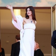 Awet Muda di Usia 40 Tahun, Ini Transformasi Gaya Anne Hathaway!