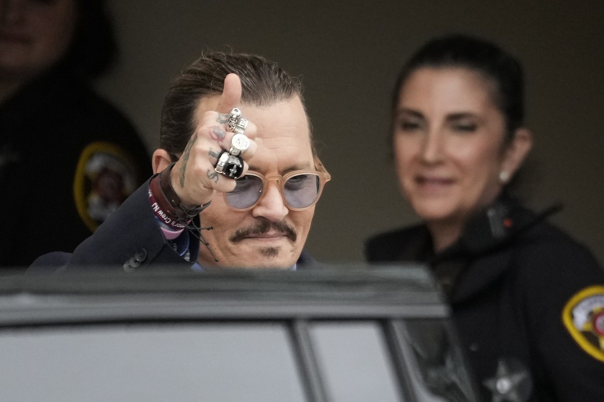 FAIRFAX&comma; VIRGINIA - MAY 27&colon; Actor Johnny Depp &lpar;R&rpar; takes a break during his trial at a Fairfax County Courthouse on May 27&comma; 2022 in Fairfax&comma; Virginia&period; Closing arguments in the Depp v&period; Heard defamation trial&comma; brought by Johnny Depp against his ex-wife Amber Heard&comma; begins today&period; &lpar;Photo by Kevin Dietsch&sol;Getty Images&rpar;