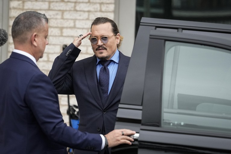1399596114 FAIRFAX, VIRGINIA - MAY 27: Actor Johnny Depp (R) takes a break during his trial at a Fairfax County Courthouse on May 27, 2022 in Fairfax, Virginia. Closing arguments in the Depp v. Heard defamation trial, brought by Johnny Depp against his ex-wife Amber Heard, begins today. (Photo by Kevin Dietsch/Getty Images)