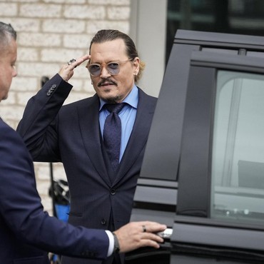 Robert Downey Telepon Johnny Depp Usai Menang Lawan Amber Heard