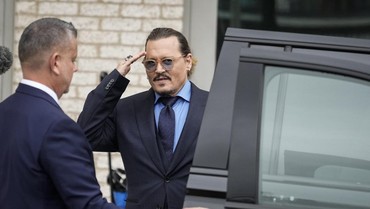 img-title Robert Downey Telepon Johnny Depp Usai Menang Lawan Amber Heard