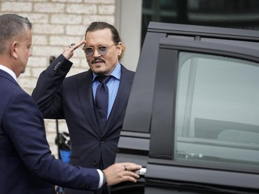 img-title Robert Downey Telepon Johnny Depp Usai Menang Lawan Amber Heard
