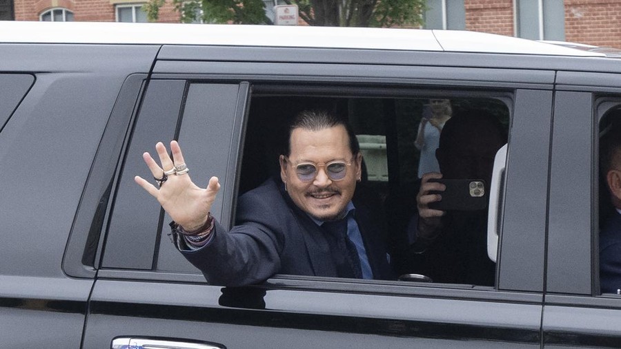 FAIRFAX, VIRGINIA - MAY 27: Actor Johnny Depp (R) takes a break during his trial at a Fairfax County Courthouse on May 27, 2022 in Fairfax, Virginia. Closing arguments in the Depp v. Heard defamation trial, brought by Johnny Depp against his ex-wife Amber Heard, begins today. (Photo by Kevin Dietsch/Getty Images)