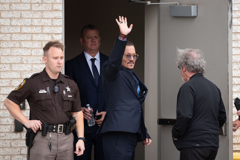 1399596114 FAIRFAX, VIRGINIA - MAY 27: Actor Johnny Depp (R) takes a break during his trial at a Fairfax County Courthouse on May 27, 2022 in Fairfax, Virginia. Closing arguments in the Depp v. Heard defamation trial, brought by Johnny Depp against his ex-wife Amber Heard, begins today. (Photo by Kevin Dietsch/Getty Images)