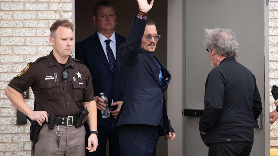 FAIRFAX, VIRGINIA - MAY 27: Actor Johnny Depp (R) takes a break during his trial at a Fairfax County Courthouse on May 27, 2022 in Fairfax, Virginia. Closing arguments in the Depp v. Heard defamation trial, brought by Johnny Depp against his ex-wife Amber Heard, begins today. (Photo by Kevin Dietsch/Getty Images)