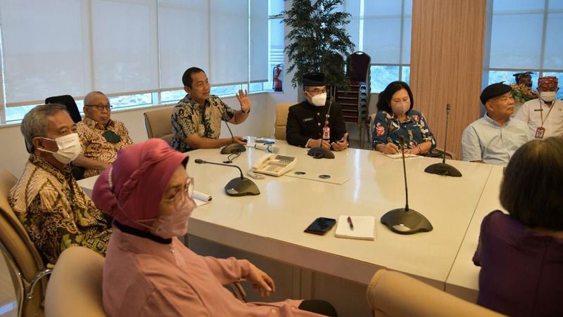 Pemerintah Kota (Pemkot) Semarang akan membentuk tim gabungan untuk mengendalikan pengambilan air tanah di wilayah Kota Semarang, terlebih di daerah pesisir.