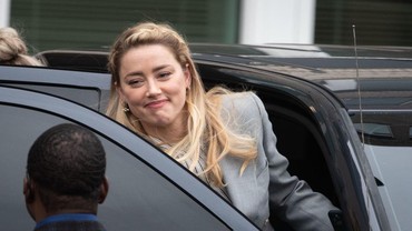 img-title Amber Heard Kepergok Selingkuh Ciuman dengan Model Sesama Jenis