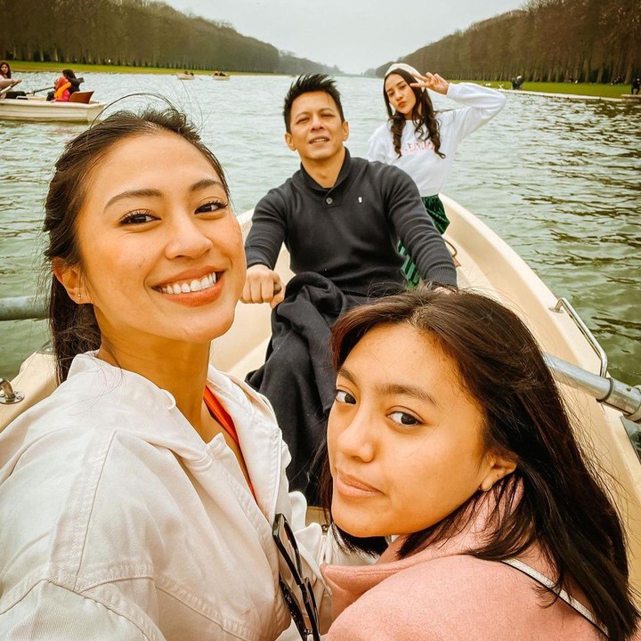 <p>Ariel NOAH juga sempat mengabadikan potret bersama Alleia ketika naik perahu dengan Anya Geraldine dan Tyna Dwi Jayanti. (Foto: Instagram @arielnoah)</p>